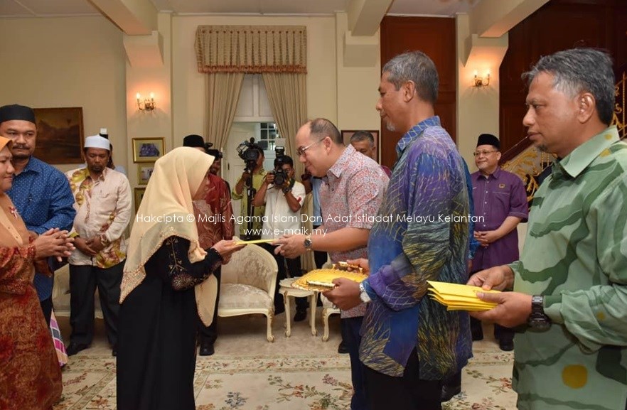 Portal Rasmi Maik Ymm Pemangku Raja Kelantan Mengurniakan Sumbangan Kepada Mangsa Kebakaran Di Jalan Sri Cemerlang